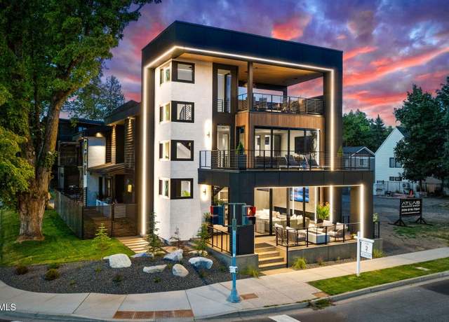 real estate photographer exterior of home